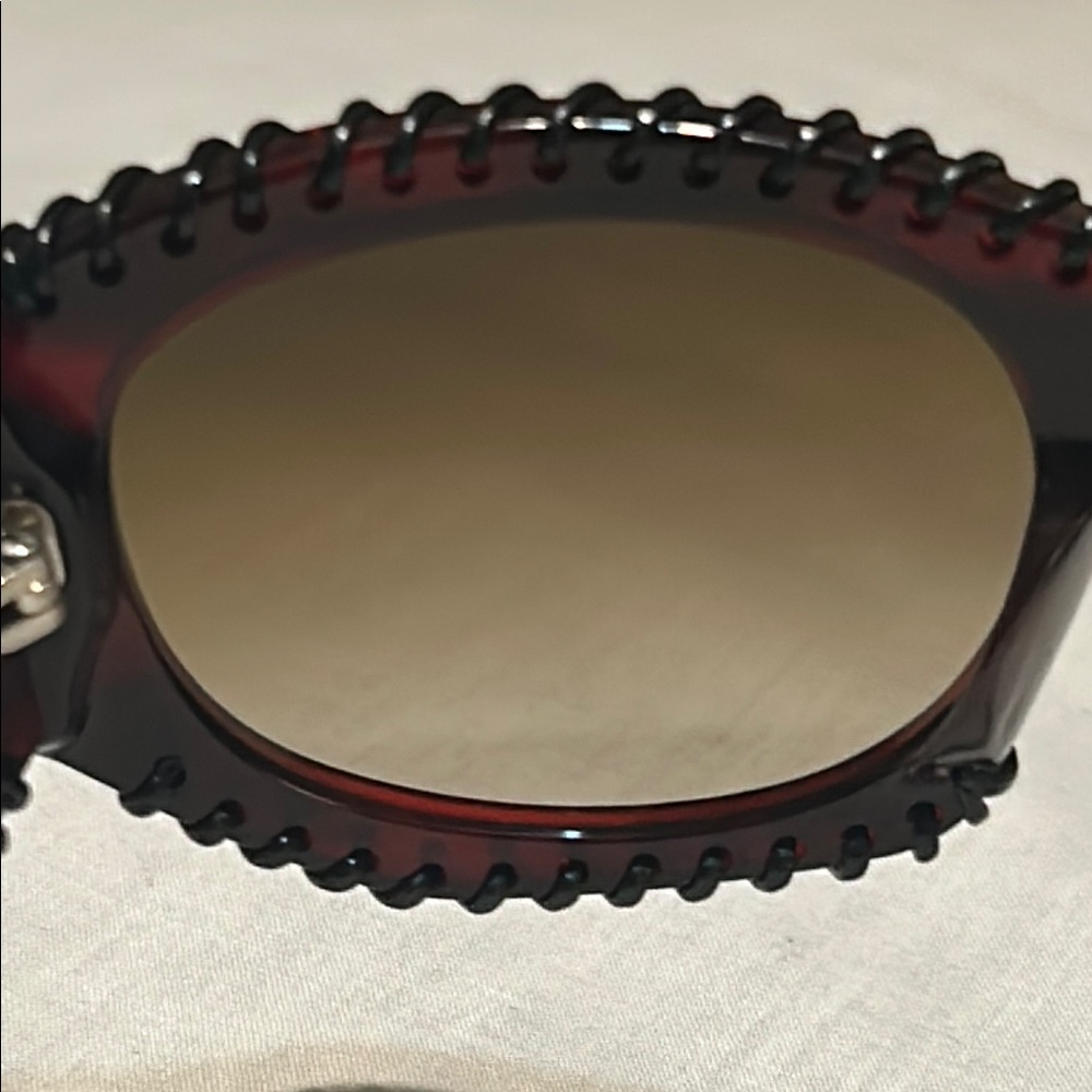 Burberry Stylish Sunglasses - Picture 3 of 11